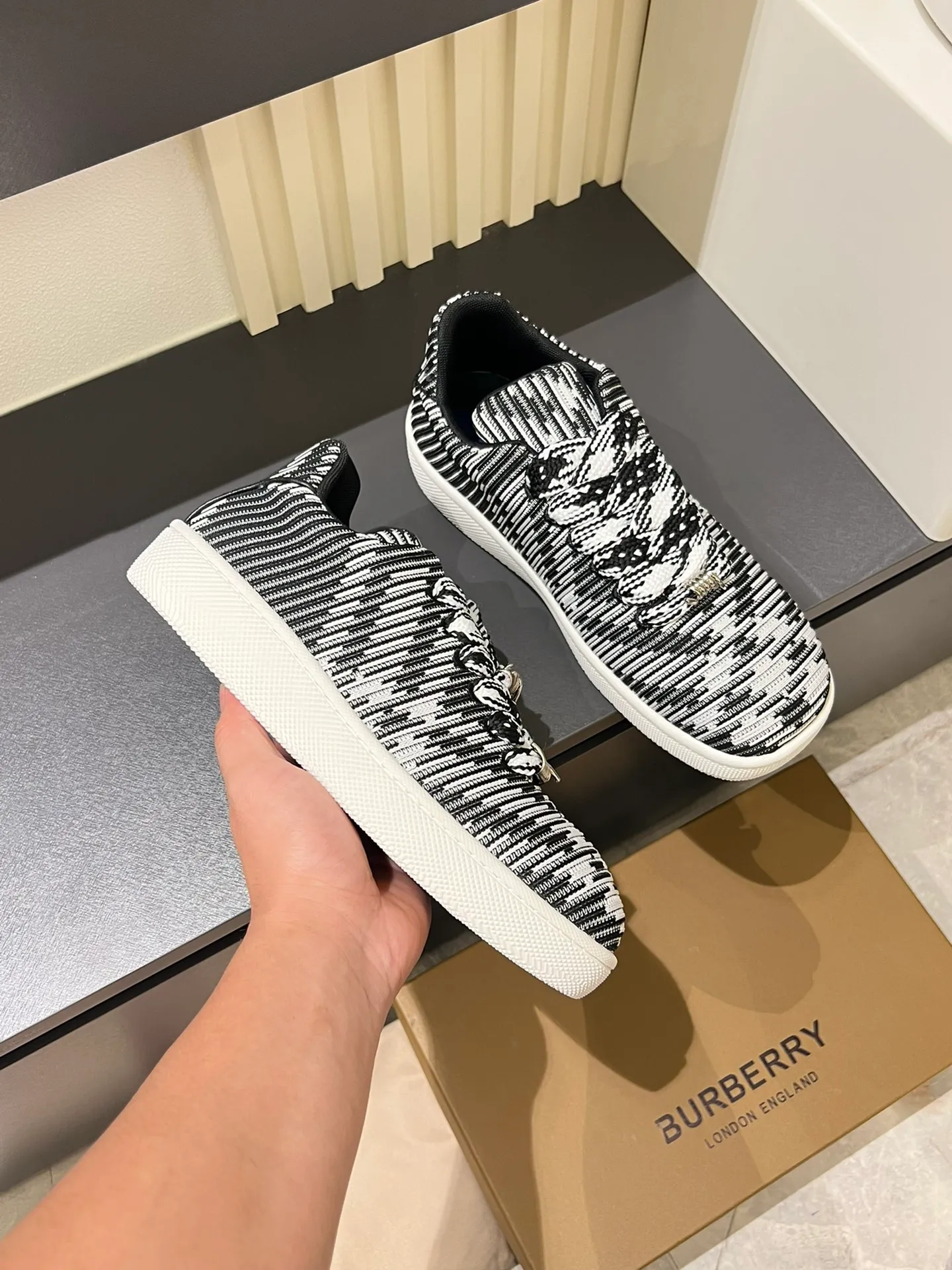 Men's shoes 💰p380 "Burberr*" new thick-soled men's casual sports shoes, cool sneakers and bread shoes, originally purchased and developed, the top version of Box series sports shoes, made of smooth calfskin fabric, embellished with embossed Equestrian Knight logo (EKD). Made of mesh lining, the laces are decorated with metal coils, the rubber soles are decorated with the Burberry letter logo, and the original molded 3.5CM two-color T men's shoes 💰pU outsole! Male 38-44 (45 customized)